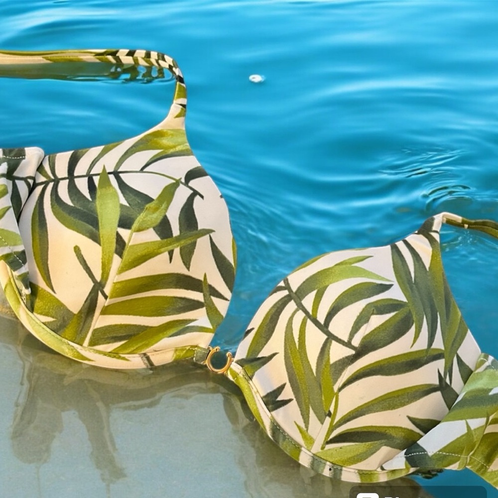 VENUS tropical bikini top
